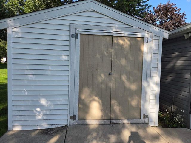 1544 Riverdale Drive, Oconomowoc, WI 53066