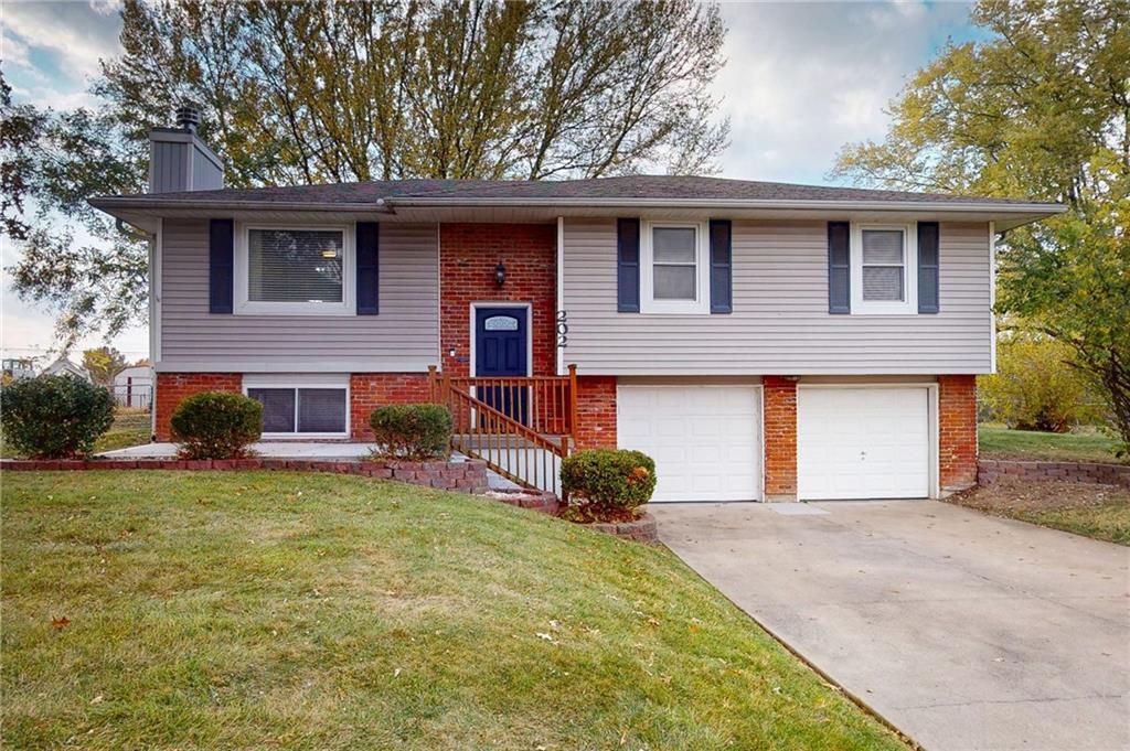 202 17TH Avenue S, Greenwood, MO 64034