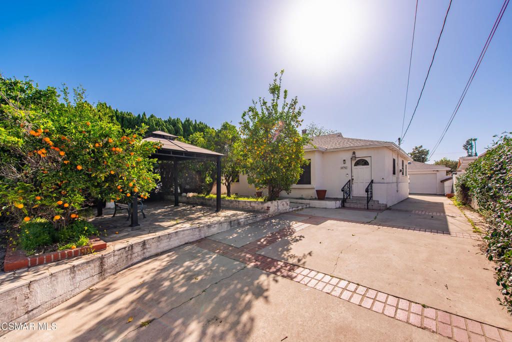 Image 4 of property listing at 14742 Cohasset Street, Van Nuys, CA 91405