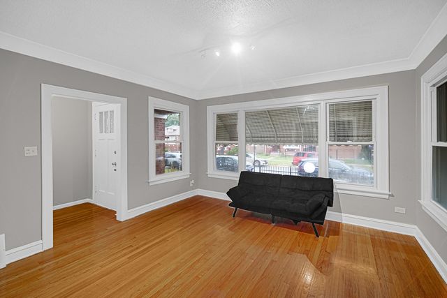 8940 S Emerald Avenue, Chicago, IL 60620