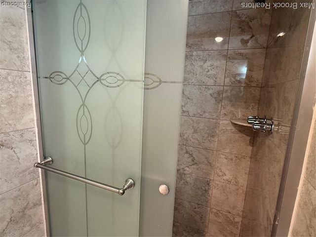 6670 Maple Lakes Drive, West Bloomfield, MI 48322