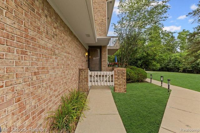 6670 Maple Lakes Drive, West Bloomfield, MI 48322