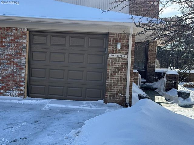 6670 Maple Lakes Drive, West Bloomfield, MI 48322