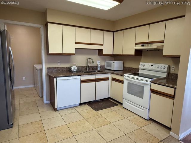 6670 Maple Lakes Drive, West Bloomfield, MI 48322