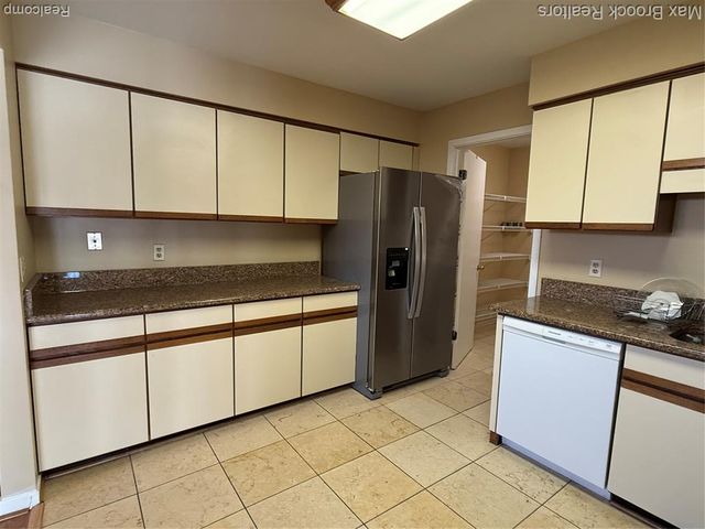 6670 Maple Lakes Drive, West Bloomfield, MI 48322