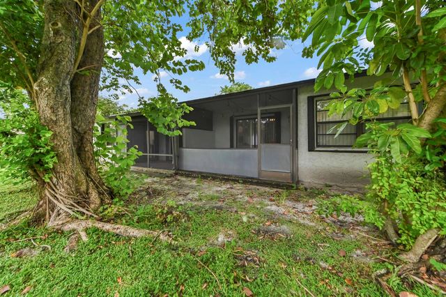 84 Conaskonk Circle, Royal Palm Beach, FL 33411