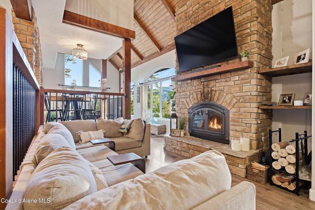 101 Spring View LN, Sagle, ID 83860