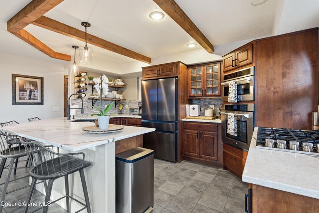 101 Spring View LN, Sagle, ID 83860