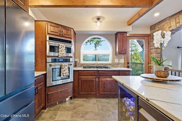 101 Spring View LN, Sagle, ID 83860