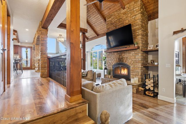 101 Spring View LN, Sagle, ID 83860