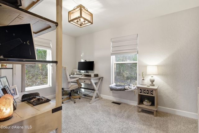 101 Spring View LN, Sagle, ID 83860