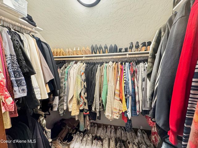 101 Spring View LN, Sagle, ID 83860