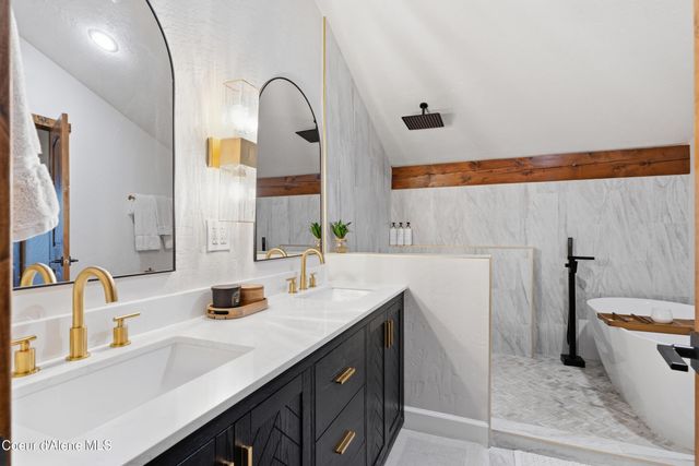 101 Spring View LN, Sagle, ID 83860