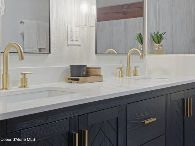 101 Spring View LN, Sagle, ID 83860