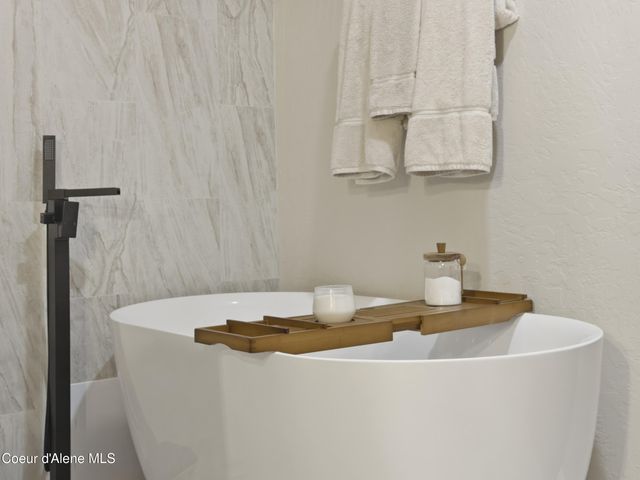 101 Spring View LN, Sagle, ID 83860