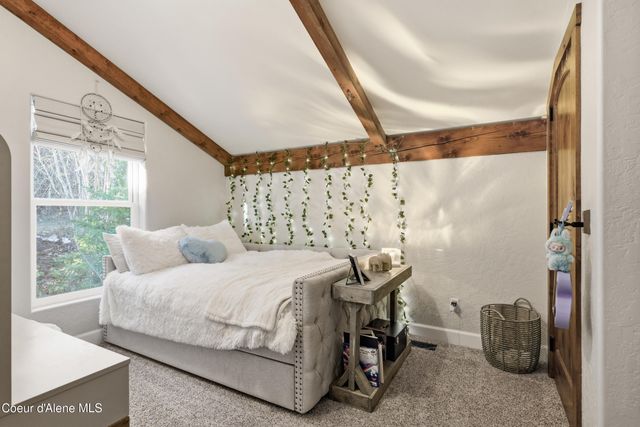 101 Spring View LN, Sagle, ID 83860