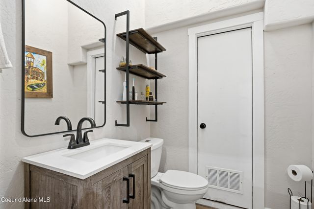 101 Spring View LN, Sagle, ID 83860