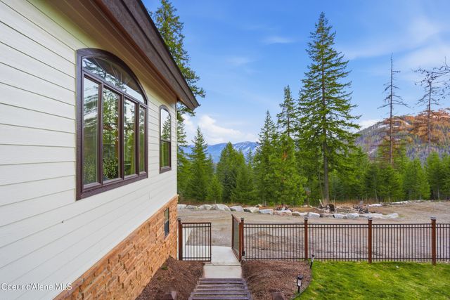 101 Spring View LN, Sagle, ID 83860