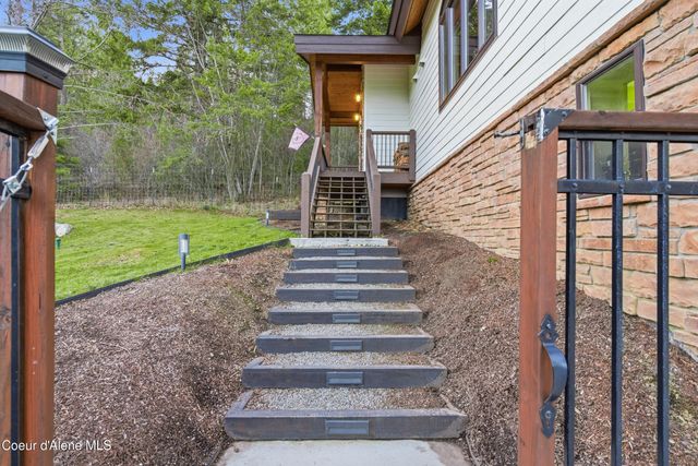 101 Spring View LN, Sagle, ID 83860