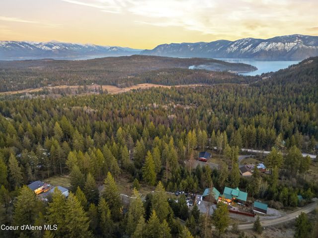 101 Spring View LN, Sagle, ID 83860