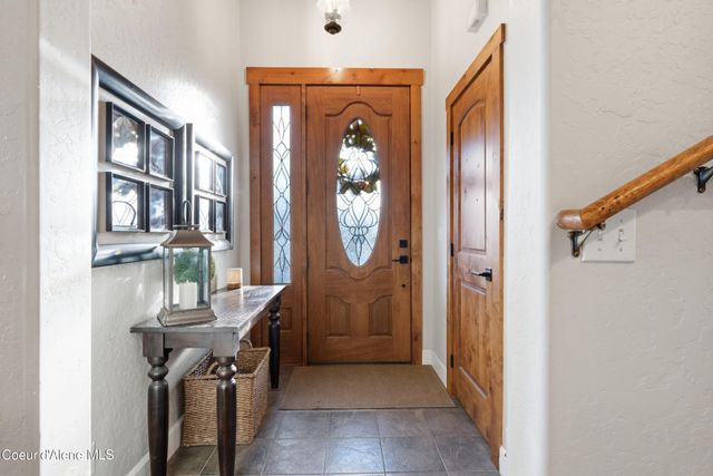 101 Spring View LN, Sagle, ID 83860