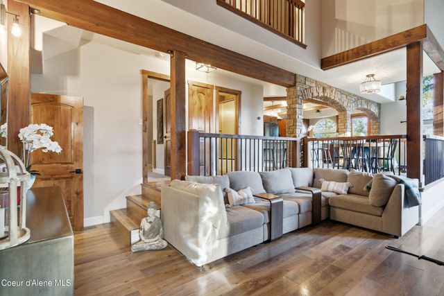 101 Spring View LN, Sagle, ID 83860