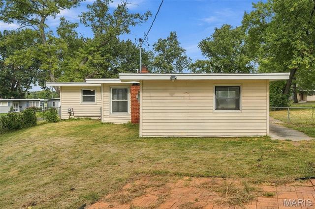 2 Marquette Drive, Florissant, MO 63031