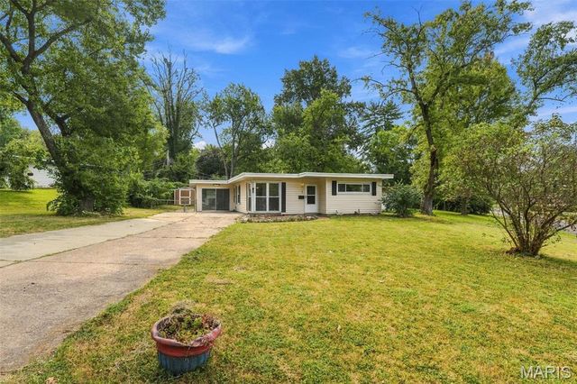 2 Marquette Drive, Florissant, MO 63031