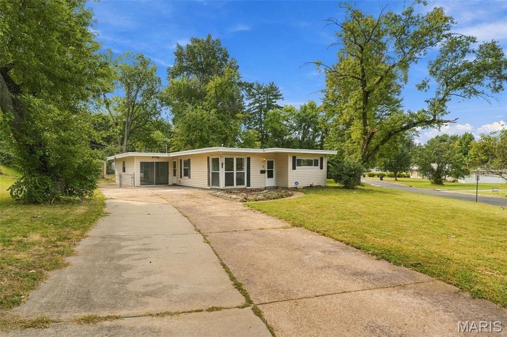 2 Marquette Drive, Florissant, MO 63031