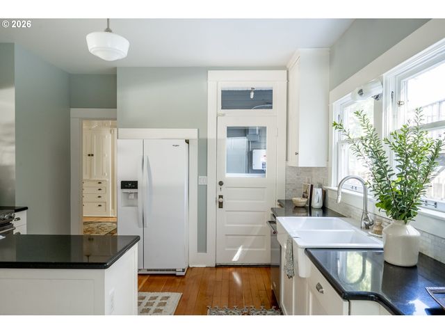 2415 Se IVON St, Portland, OR 97202