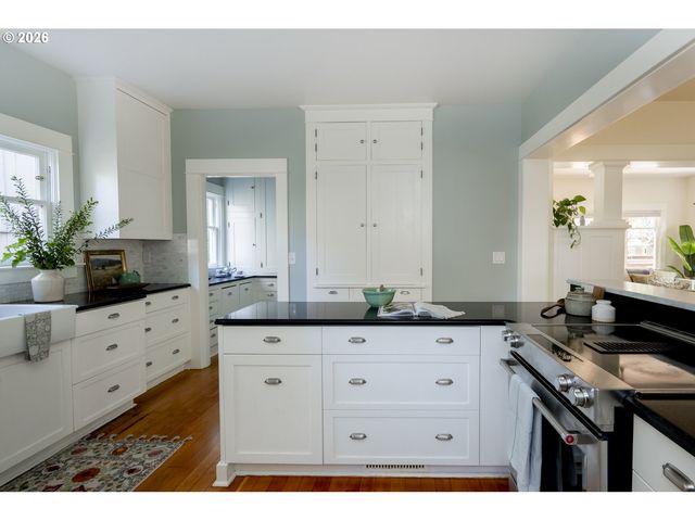 2415 Se IVON St, Portland, OR 97202
