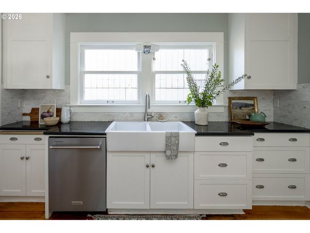 2415 Se IVON St, Portland, OR 97202