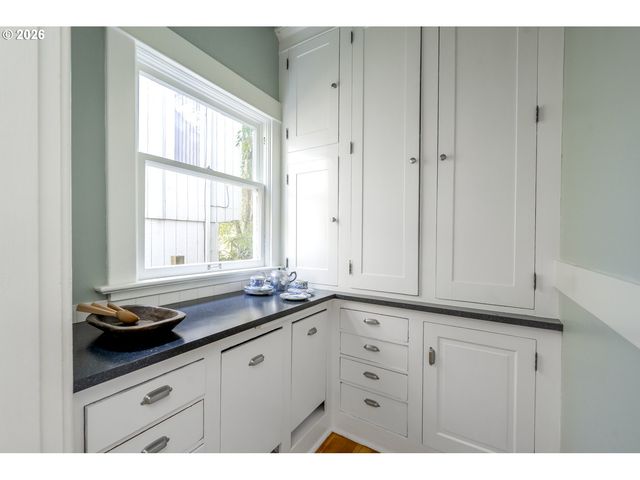 2415 Se IVON St, Portland, OR 97202