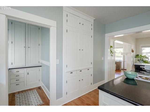 2415 Se IVON St, Portland, OR 97202