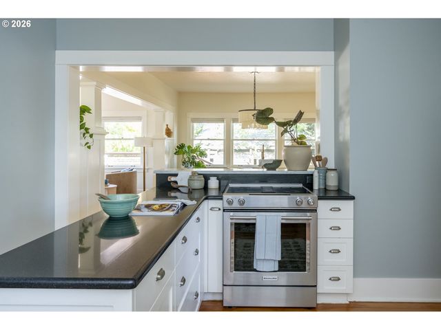 2415 Se IVON St, Portland, OR 97202