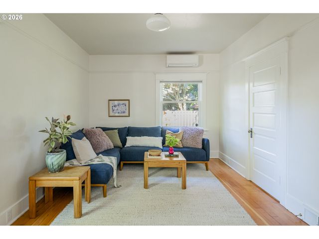 2415 Se IVON St, Portland, OR 97202