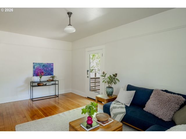 2415 Se IVON St, Portland, OR 97202