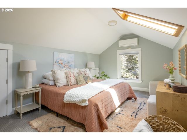 2415 Se IVON St, Portland, OR 97202