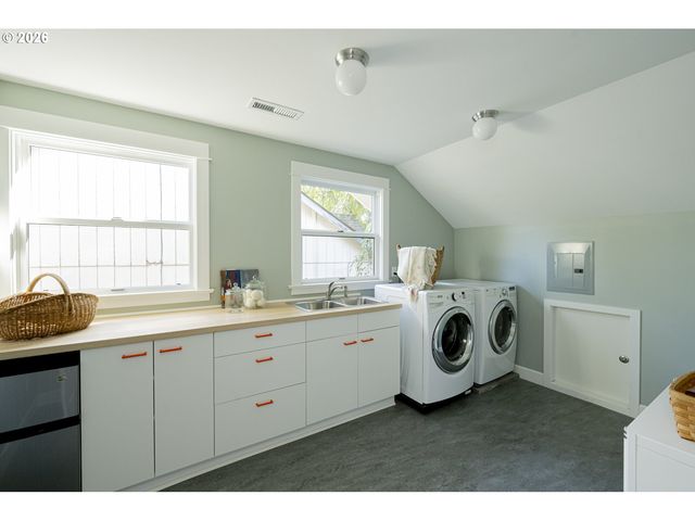 2415 Se IVON St, Portland, OR 97202