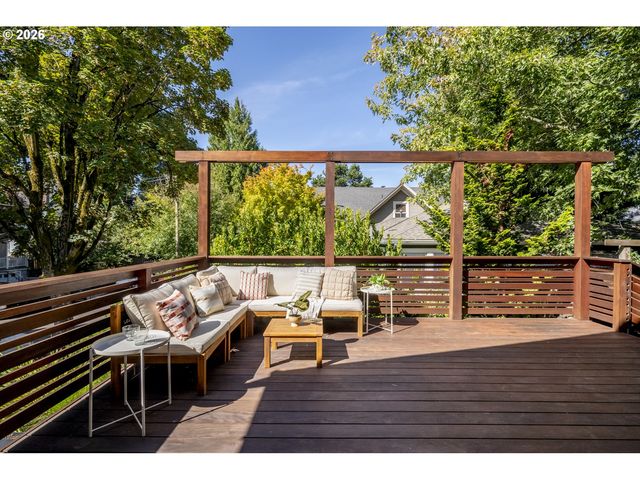 2415 Se IVON St, Portland, OR 97202