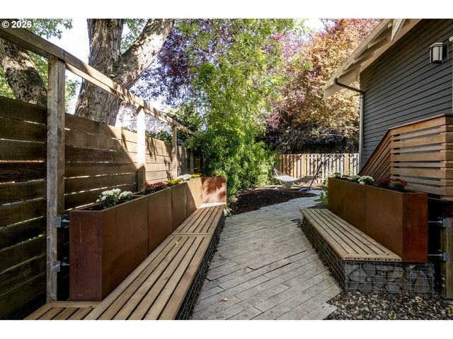 2415 Se IVON St, Portland, OR 97202