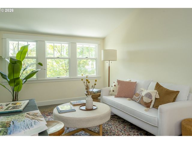 2415 Se IVON St, Portland, OR 97202