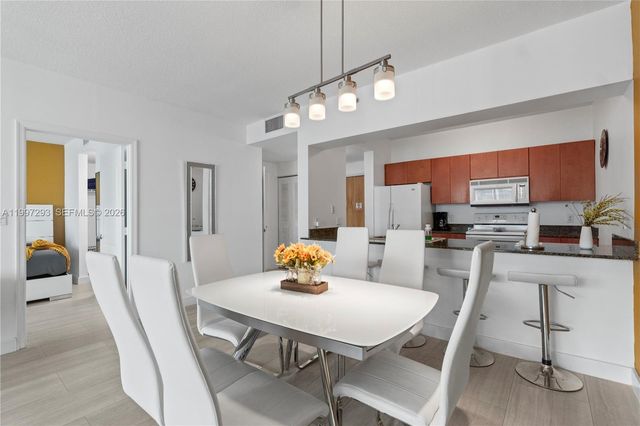 1200 Brickell Bay Dr PH 4218, Miami, FL 33131