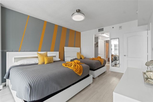 1200 Brickell Bay Dr PH 4218, Miami, FL 33131