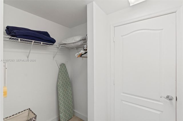 1200 Brickell Bay Dr PH 4218, Miami, FL 33131