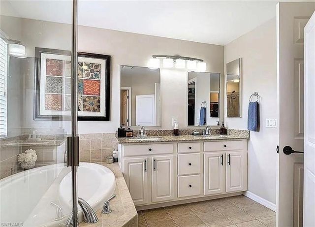 9723 Heatherstone Lake CT # 5, Estero, FL 33928