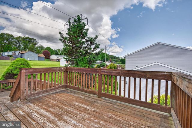 342 LARKIN DR, Red Lion, PA 17356