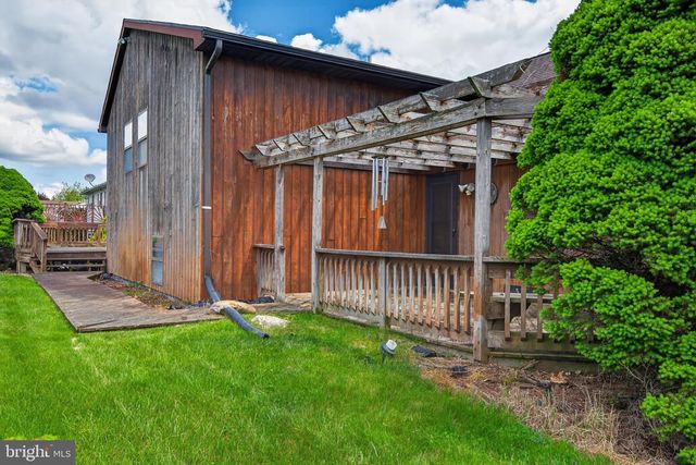 342 LARKIN DR, Red Lion, PA 17356