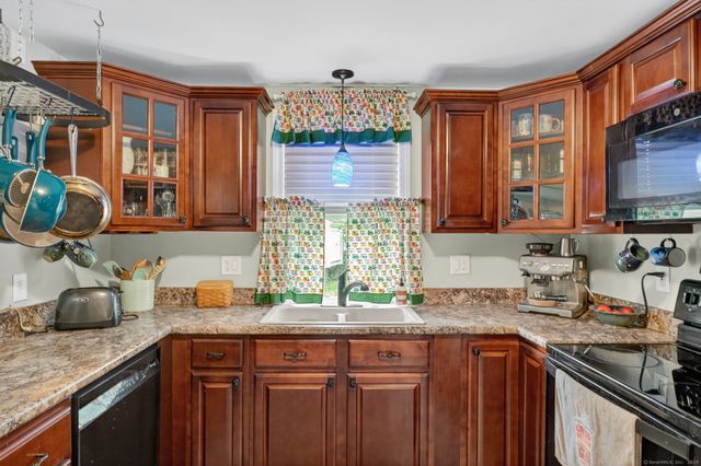 16 West Street, East Hampton, CT 06424