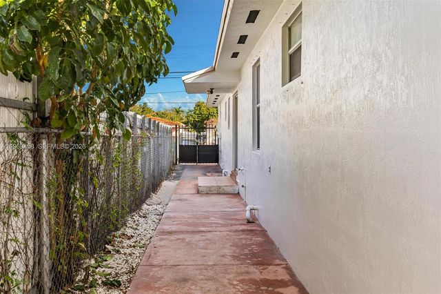 3072 NW 14th St A, Miami, FL 33125